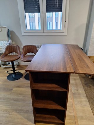 Mesa alta y 2 taburetes