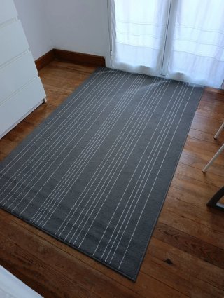 Alfombra gris con rayas blancas