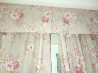 Cortinas de tela beige y rosa con estampado floral