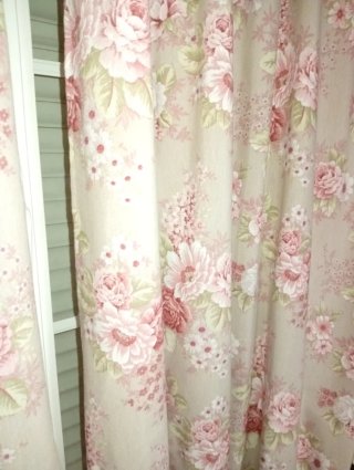 Cortinas de tela beige y rosa con estampado floral