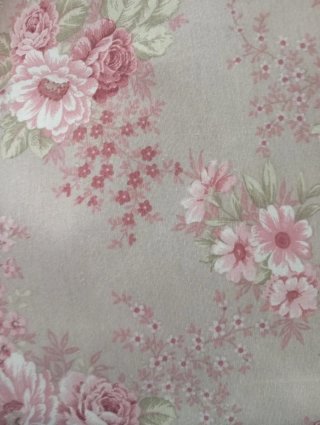 Cortinas de tela beige y rosa con estampado floral