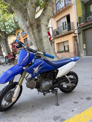 Moto Yamaha infantil azul y blanca