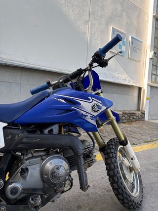 Moto Yamaha infantil azul y blanca