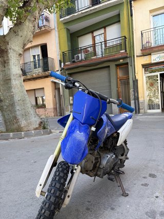 Moto Yamaha infantil azul y blanca