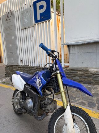 Moto Yamaha infantil azul y blanca