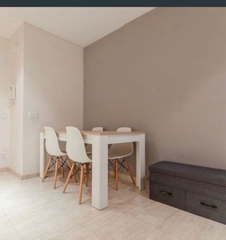 Mesa de comedor y sillas de madera blanca