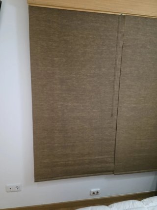 Due tende in tessuto con finitura in legno