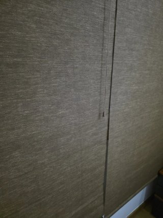 Due tende in tessuto con finitura in legno