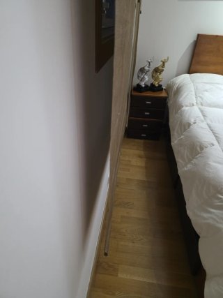 Due tende in tessuto con finitura in legno