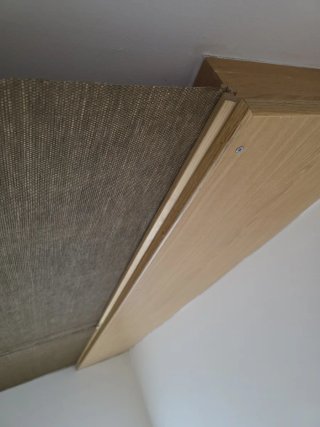 Due tende in tessuto con finitura in legno