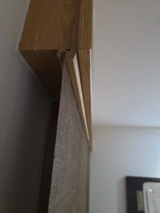 Due tende in tessuto con finitura in legno
