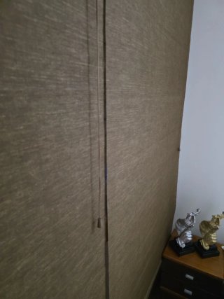 Due tende in tessuto con finitura in legno