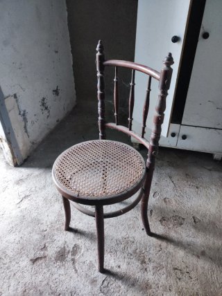 Silla antigua de madera y ratán