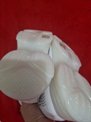 Zapatillas blancas con pedrería talla 40
