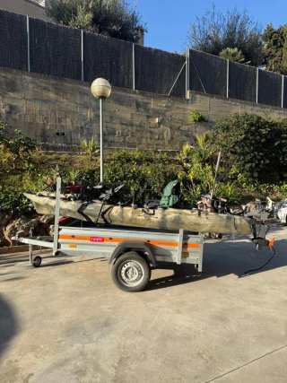 Kayak con motor y pedales + remolque