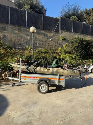 Kayak con motor y pedales + remolque