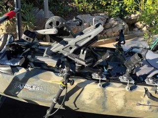 Kayak con motor y pedales + remolque