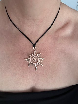 Collar boho con colgante sol espiral