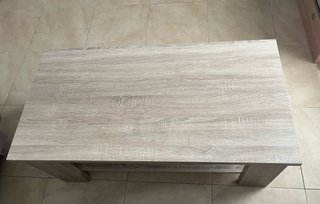 Mesa de centro elevable de madera.