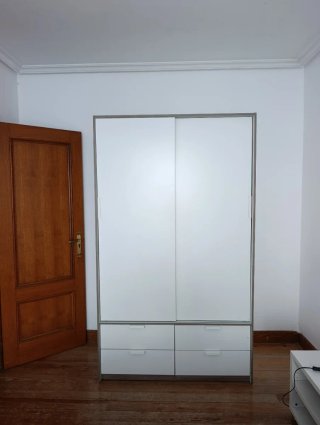 Armario blanco y gris con cajones