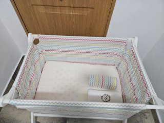 Minicuna con ruedas y estampado zig-zag