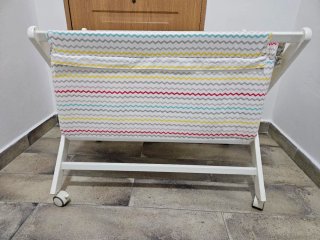 Minicuna con ruedas y estampado zig-zag