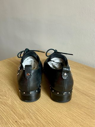 Zapatos Oxford Cuero Negro Tachuelas y Abejas - 37