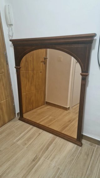 Espejo de madera con marco curvo