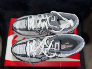 Nike Air Max moto 2K Plata y Blanco