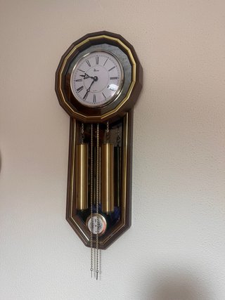 Reloj de pared antiguo con péndulo