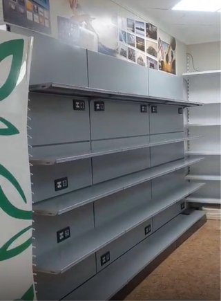 Estantería expositor con enchufes y antena