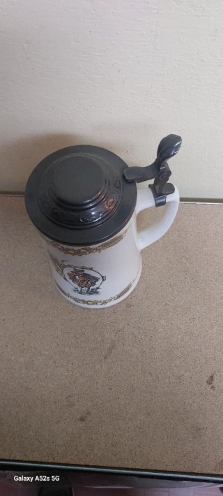 Boccale birra in porcellana con coperchio