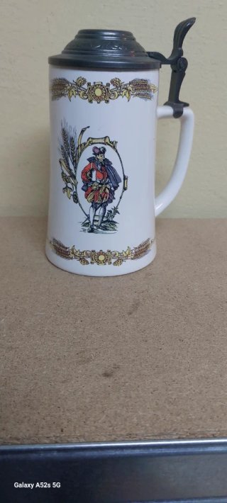 Boccale birra in porcellana con coperchio