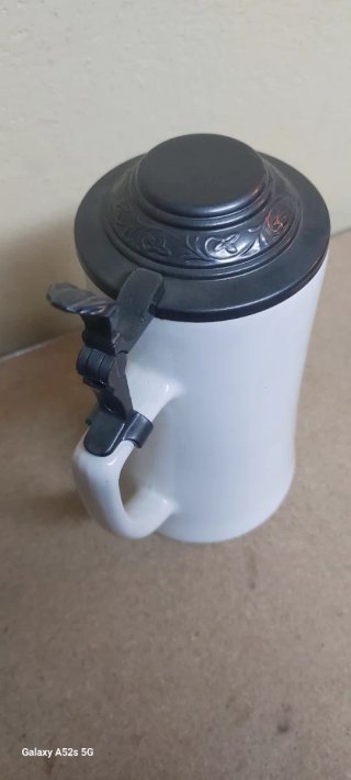 Boccale birra in porcellana con coperchio
