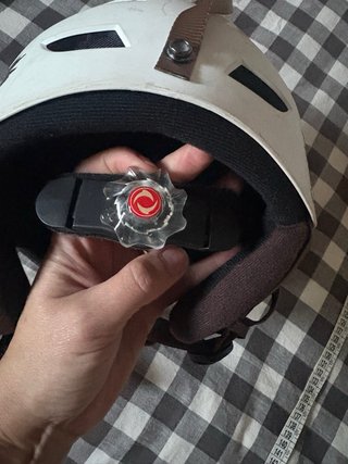 Casco de esquí blanco con diseño