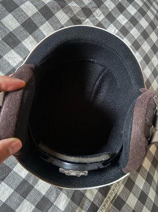 Casco de esquí blanco con diseño