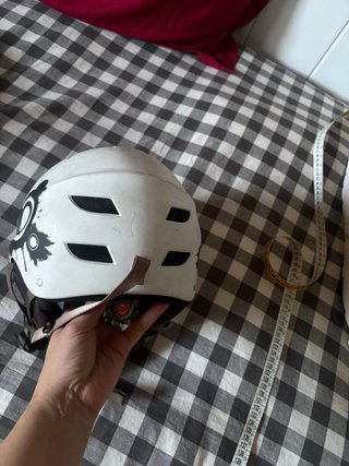 Casco de esquí blanco con diseño