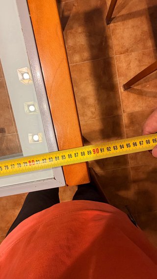 Mesa de comedor de madera y cristal