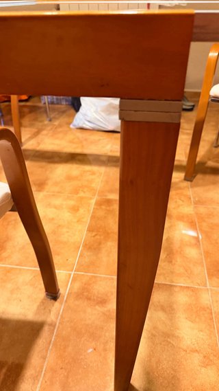 Mesa de comedor de madera y cristal