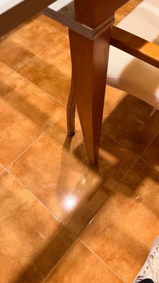 Mesa de comedor de madera y cristal