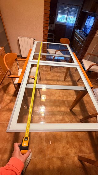 Mesa de comedor de madera y cristal