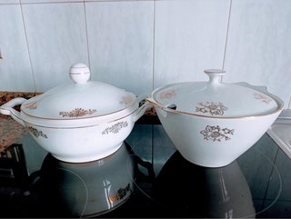 Elegante vajilla vintage de porcelana dorada