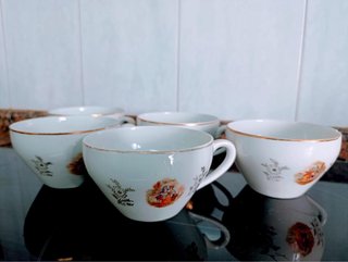 Elegante vajilla vintage de porcelana dorada