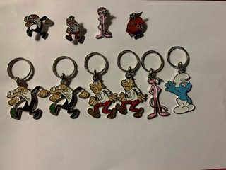 Seis llaveros y cuatro pins