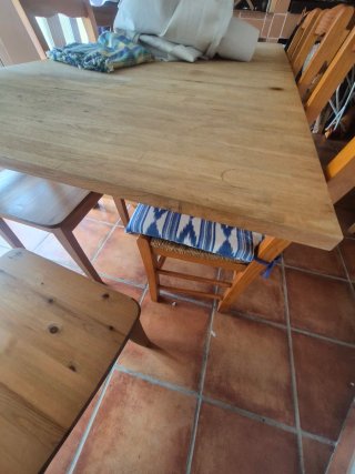 Mesa de madera con 8 sillas