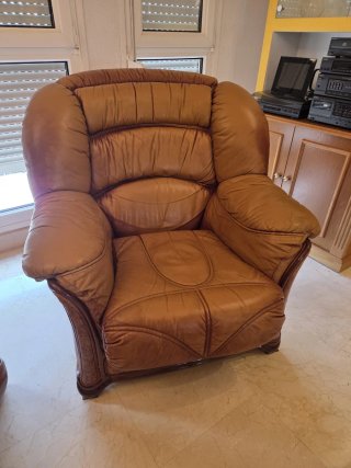 Sofá y 2 sillones piel con madera tallada