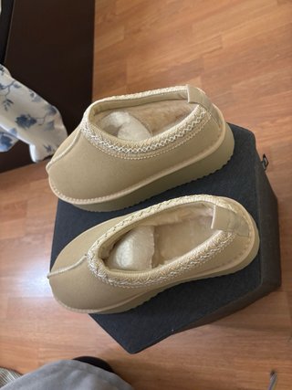 Zuecos beige claro sin estrenar.