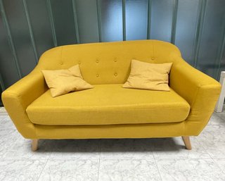 Sofá Mostaza 2 Plazas Retro con muy poco uso