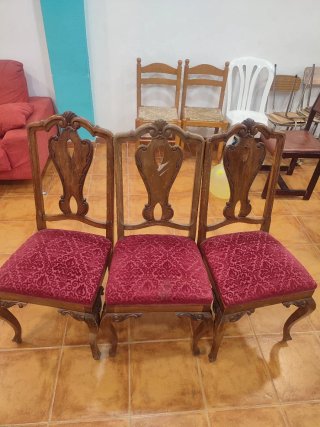 Juego de  sillas antiguas ( SE REGALAN 15 sillas)