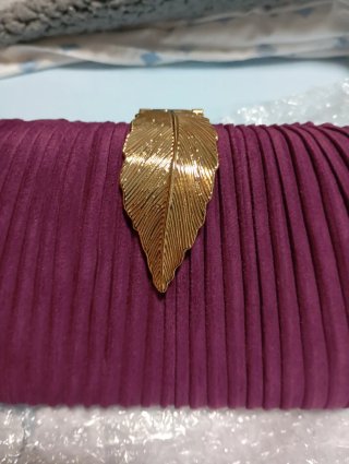 Bolso de mano buganvilla con detalle hoja dorada